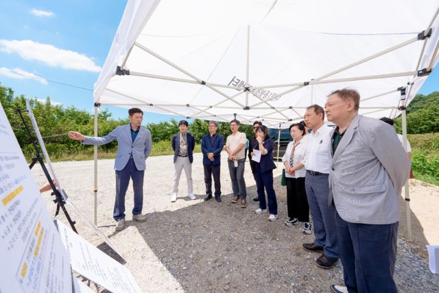 인수위원들이 서부로 우회 임시 연결도로 현장에서 운영 현황 등에 대해 설명을 듣고 있다. 조용호 오산시장 당선인 인수위원회 제공