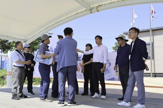 손화정 인천 영종구청장 당선인 인수위원회가 현장을 방문, 주요 현안을 점검하고 있다. 인수위 제공