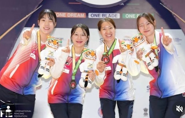 여자 사브르 아시아선수권 단체전 우승을 차지한 전하영(왼쪽부터), 김정미·서지연(이상 안산시청), 최세빈. 국제펜싱연맹 제공