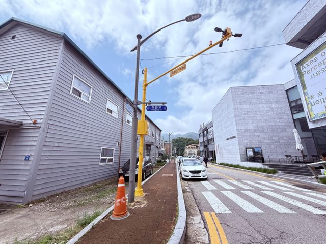 과천동 여성안심귀갓길에 설치된 CCTV. 과천시 제공