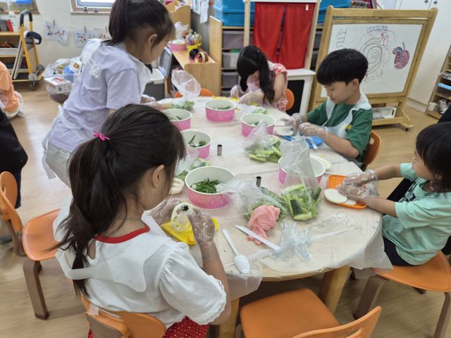 김포대명초병설유치원 어린이들이 직접 재배한 오이로 요리활동을 하고 있다. 김포교육지원청 제공