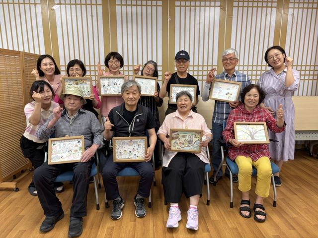 23일 시흥시치매안심센터 사랑방에서 치매 대상자와 가족을 대상으로 '고향, 그리다' 프로그램을 운영하고 있다. 시흥시 제공