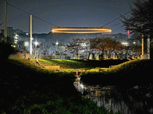 주거 단지와 인접한 도심 속 정원 한내천에 미학적 경관 조명이 비춰지고 있는 모습. 광명시 제공