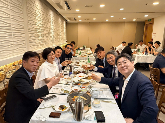 지난 19일 서울 강남구 한 식당에서 부호 주한 베트남 대사 등이 참석한 가운데 ‘한·베 비즈니스 교류를 위한 주요 인사 초청 만찬’ 행사가 열렸다. 비엣코리아 제공