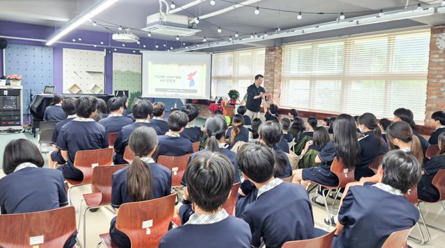 가평초등학교에서 4·5학년 학생들을 대상으로 ‘마술과 함께하는 공감 나라사랑 통일교육’이 진행되고 있다. 가평교육지원청 제공