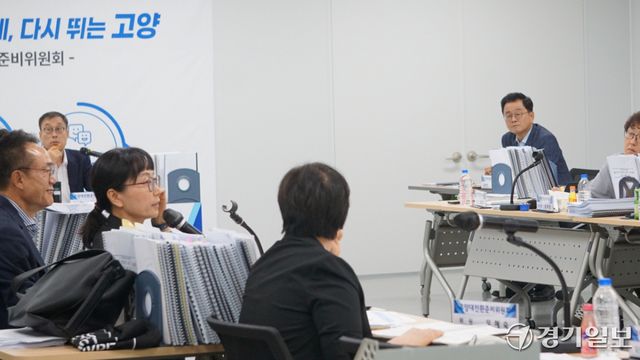 23일 열린 고양시장직 인수위 ‘고양대전환위원회’ 업무보고에서 한 인수위원이 질문을 하자 민경선 당선인(사진 오른쪽)이 주의깊게 듣고 있다 . 신진욱기자