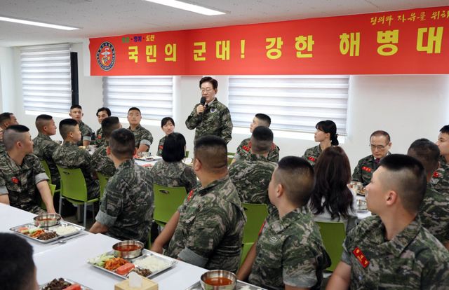이재명 대통령이 24일 인천시 옹진군 해병대 연평부대에서 열린 장병들과의 오찬에서 격려사를 하고 있다. 연합뉴스