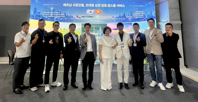 한국을 방문한 베트남 기업인들이 한국 기업들과 만남 이후 기념촬영을 진행하고 있다. 비엣코리아 제공