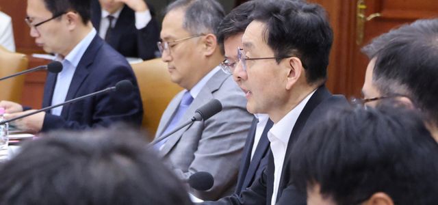 윤창렬 국무조정실장이 24일 오후 서울 종로구 정부서울청사에서 열린 제2차 마약류대책협의회에서 발언하고 있다. 연합뉴스
