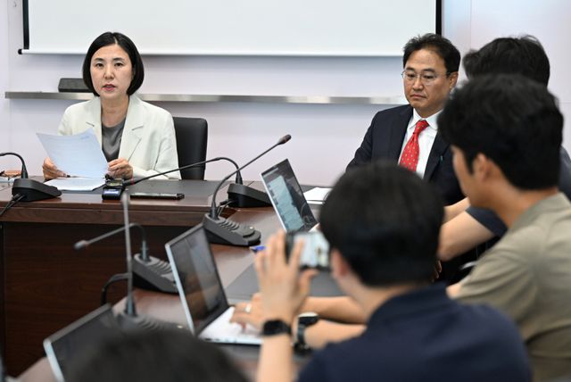 24일 연수구 송도국제도시 G타워 28층 중회의실에서 남영희 인수위 대변인이 기자 질문에 답변하고 있다. 인수위 제공