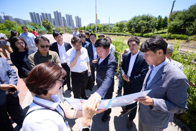 정덕영 양주시장 당선인(가운데)과 인수위원회 위원들이 마개미천 현장을 찾아 현장점검을 하고 있다. 양주시장직 인수위원회 제공