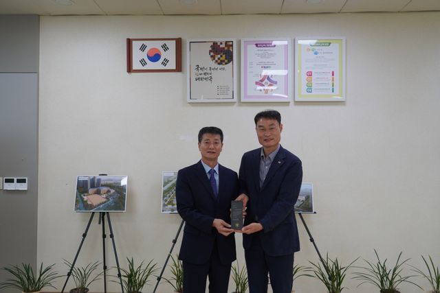 임정모 교육장(왼쪽)이 대한적십자사 동부혈액원장으로부터 감사패를 전달받고 있다. 동두천양주교육지원청 제공