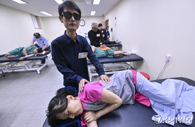 25일 오후 수원특례시 팔달구 대한안마사협회 경기지부에서 열린 '2026년 경기도장애인기능경기대회' 안마 직종 경기 참가 선수들이 기량을 겨루고 있다. 홍기웅기자