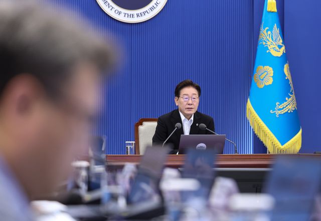 이재명 대통령이 25일 청와대에서 열린 수석보좌관회의에서 발언하고 있다. 연합뉴스