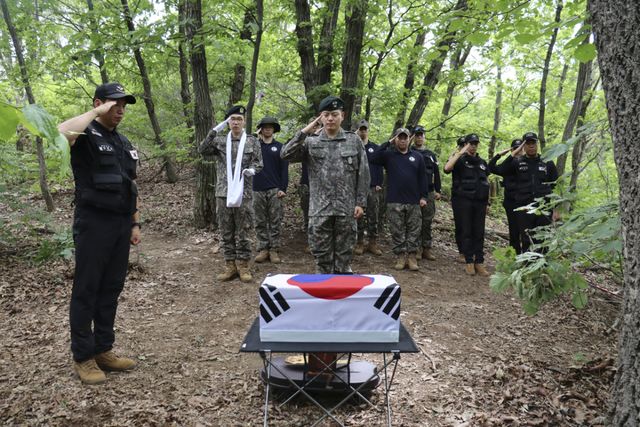 파주시 파평면 파평산에서 육군 1사단 돌격대대 장병들이 발굴한 유해에 대한 약식제례 및 임시봉안식을 거행하고 있다. 쌍용여단 돌격대대 제공