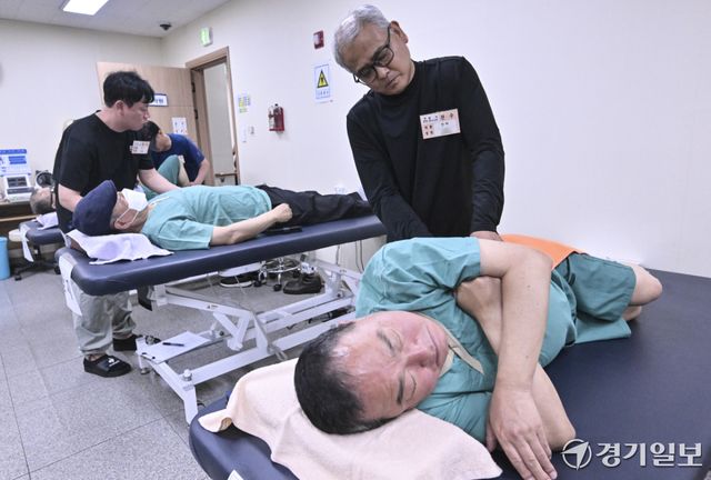 25일 오후 수원특례시 팔달구 대한안마사협회 경기지부에서 열린 '2026년 경기도장애인기능경기대회' 안마 직종 경기 참가 선수들이 기량을 겨루고 있다. 홍기웅기자