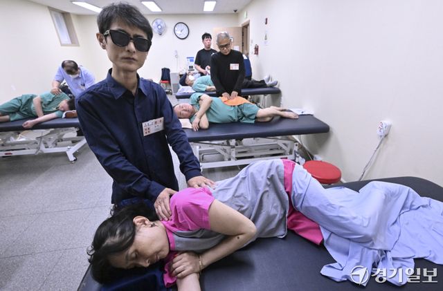 25일 오후 수원특례시 팔달구 대한안마사협회 경기지부에서 열린 '2026년 경기도장애인기능경기대회' 안마 직종 경기 참가 선수들이 기량을 겨루고 있다. 홍기웅기자