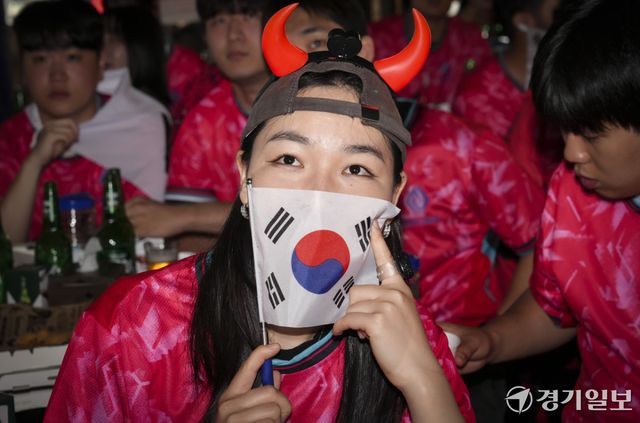 2026 북중미 월드컵 조별리그 A조 대한민국과 남아프리카공화국의 경기가 열린 25일 오전 수원특례시 영통구 한 음식점에서 아주대학교 최기주 총장, 학생, 지역상인들이 모여 스크린으로 중계방송을 보며 응원을 하고 있다. 홍기웅기자