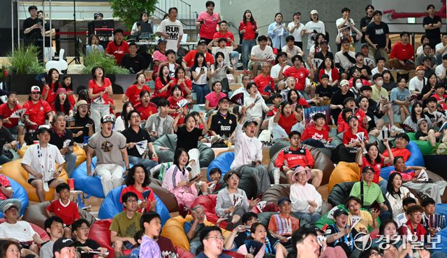 2026 북중미 월드컵 조별리그 A조 대한민국과 남아프리카공화국과의 경기가 열린 25일 인천 중구 상상플랫폼에서 시민들이 중계방송을 보며 응원하고 있다. 조병석기자
