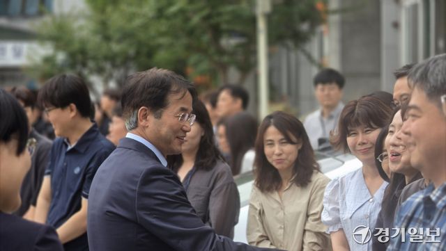 25일 열린 민선8기 이동환 고양특례시장 이임식이 끝난 후 이동환 시장이 시청 주차장에 도열해 환송하는 직원들과 인사를 나누고 있다. 신진욱기자