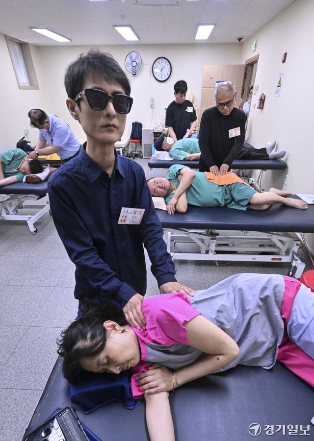 25일 오후 수원특례시 팔달구 대한안마사협회 경기지부에서 열린 '2026년 경기도장애인기능경기대회' 안마 직종 경기 참가 선수들이 기량을 겨루고 있다. 홍기웅기자