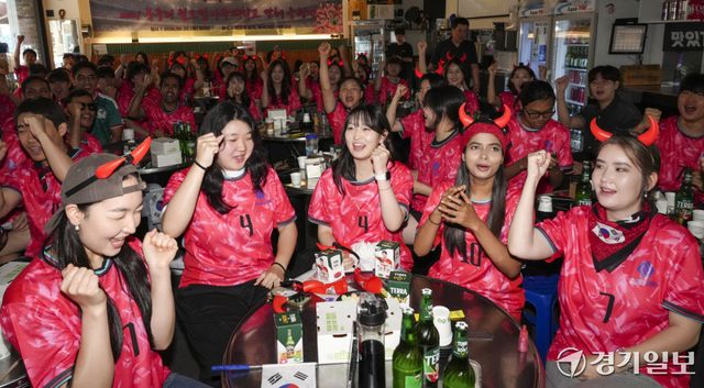 2026 북중미 월드컵 조별리그 A조 대한민국과 남아프리카공화국의 경기가 열린 25일 오전 수원특례시 영통구 한 음식점에서 아주대학교 최기주 총장, 학생, 지역상인들이 모여 스크린으로 중계방송을 보며 응원을 하고 있다. 홍기웅기자