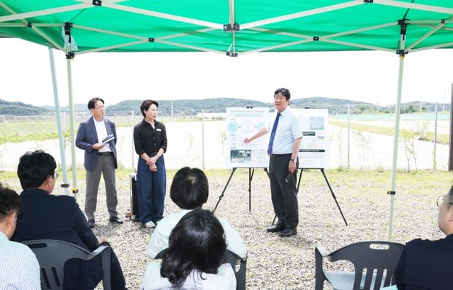 손배찬 파주시장 당선인(앞줄 오른쪽 첫번째)이 민통선 장단반도를 방문, 이재명 정부 에너지 고속도로 공약에 대해 파주시 차원의 강력한 뒷받침을 다짐했다. 손배찬당선인측 제공