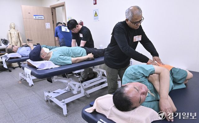 25일 오후 수원특례시 팔달구 대한안마사협회 경기지부에서 열린 '2026년 경기도장애인기능경기대회' 안마 직종 경기 참가 선수들이 기량을 겨루고 있다. 홍기웅기자
