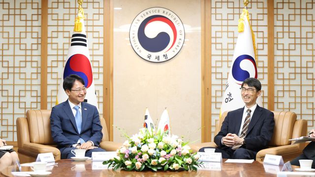 임광현(왼쪽) 국세청장이 24일 서울에서 에지마 가즈히코 일본 국세청장을 만나 인사말을 건네고 있다. 국세청 제공