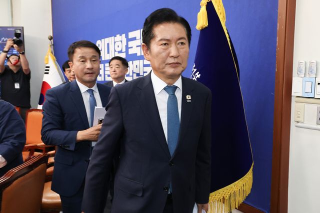 더불어민주당 정청래 대표가 24일 국회에서 열린 최고위원회의에서 대표직 사퇴 의사를 밝힌 뒤 회의실을 떠나고 있다. 연합뉴스