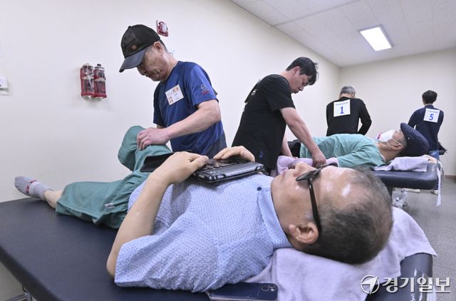 25일 오후 수원특례시 팔달구 대한안마사협회 경기지부에서 열린 '2026년 경기도장애인기능경기대회' 안마 직종 경기 참가 선수들이 기량을 겨루고 있다. 홍기웅기자