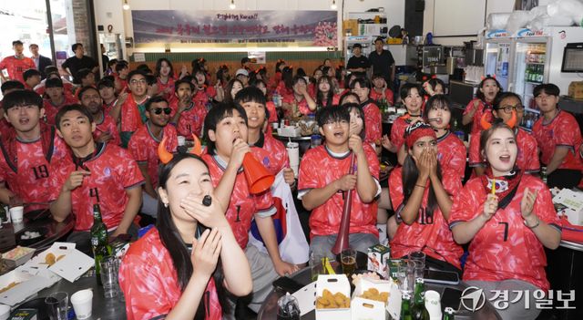 2026 북중미 월드컵 조별리그 A조 대한민국과 남아프리카공화국의 경기가 열린 25일 오전 수원특례시 영통구 한 음식점에서 아주대학교 최기주 총장, 학생, 지역상인들이 모여 스크린으로 중계방송을 보며 응원을 하고 있다. 홍기웅기자