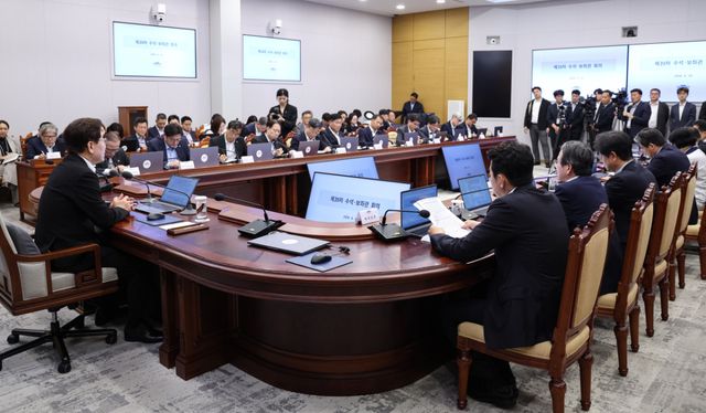 이재명 대통령이 25일 청와대에서 열린 수석보좌관회의를 주재하고 있다. 연합뉴스