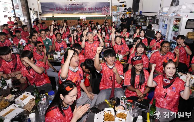 2026 북중미 월드컵 조별리그 A조 대한민국과 남아프리카공화국의 경기가 열린 25일 오전 수원특례시 영통구 한 음식점에서 아주대학교 최기주 총장, 학생, 지역상인들이 모여 스크린으로 중계방송을 보며 응원을 하고 있다. 홍기웅기자