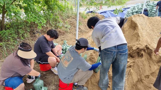 남양주시는 25일 화도읍 자율방재단이 모래주머니 1천500포를 제작했다고 밝혔다. 남양주시 제공