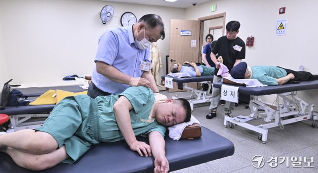 25일 오후 수원특례시 팔달구 대한안마사협회 경기지부에서 열린 '2026년 경기도장애인기능경기대회' 안마 직종 경기 참가 선수들이 기량을 겨루고 있다. 홍기웅기자