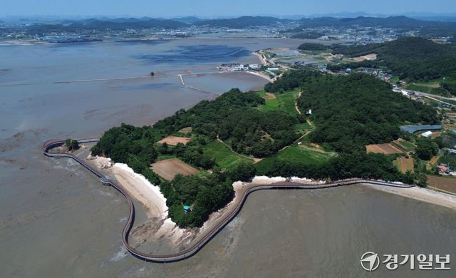 화성특례시 제부도에서 궁평항까지 약 17㎞ 구간의 해안 산책로를 연결한 ‘황금해안길’이 26일 임시 개통된다. 이 길은 제부도·공생염전·백미리어촌체험마을·궁평해송군락지·궁평항 등 화성의 대표 해양 명소들을 연결한다. 사진은 25일 황금해안길 전경. 김시범기자
