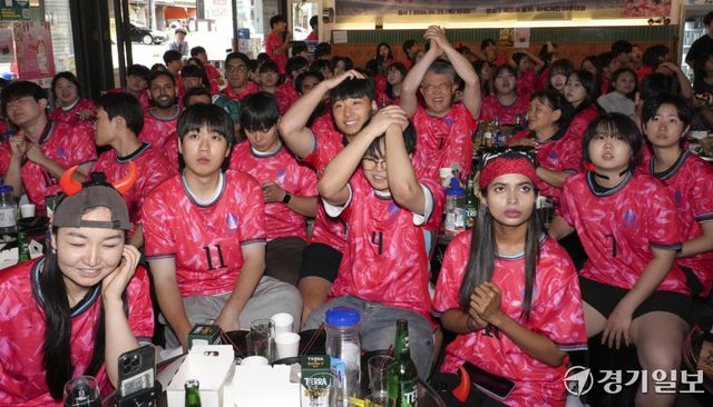 2026 북중미 월드컵 조별리그 A조 대한민국과 남아프리카공화국의 경기가 열린 25일 오전 수원특례시 영통구 한 음식점에서 아주대학교 최기주 총장, 학생, 지역상인들이 모여 스크린으로 중계방송을 보며 응원을 하고 있다. 홍기웅기자