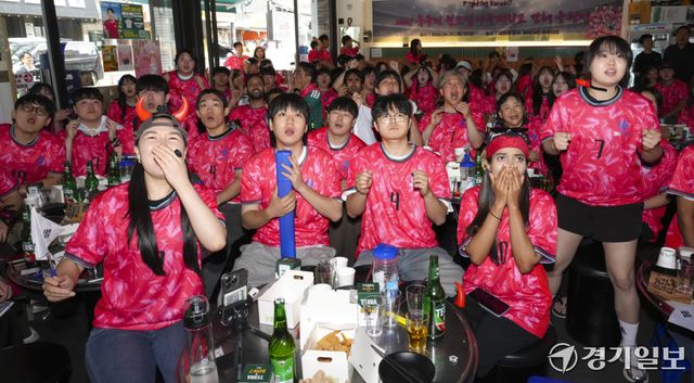 2026 북중미 월드컵 조별리그 A조 대한민국과 남아프리카공화국의 경기가 열린 25일 오전 수원특례시 영통구 한 음식점에서 아주대학교 최기주 총장, 학생, 지역상인들이 모여 스크린으로 중계방송을 보며 응원을 하고 있다. 홍기웅기자