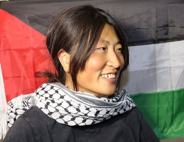 가자지구행 구호선에 탑승했다가 이스라엘군에 나포됐던 활동가 김아현씨가 22일 인천국제공항에 도착해 밝게 웃으며 마중온 활동가들과 인사하고 있다. 연합뉴스
