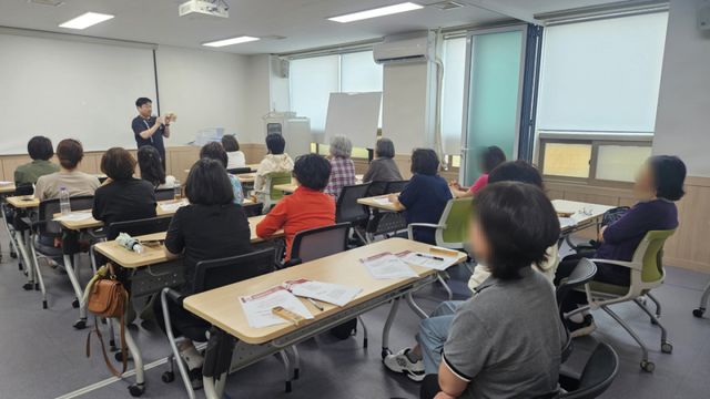 25일 시흥시보건소가 중장년 시민을 대상으로 갱년기 다스림 프로그램을 운영하고 있다. 시흥시 제공