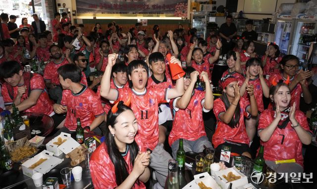 2026 북중미 월드컵 조별리그 A조 대한민국과 남아프리카공화국의 경기가 열린 25일 오전 수원특례시 영통구 한 음식점에서 아주대학교 최기주 총장, 학생, 지역상인들이 모여 스크린으로 중계방송을 보며 응원을 하고 있다. 홍기웅기자