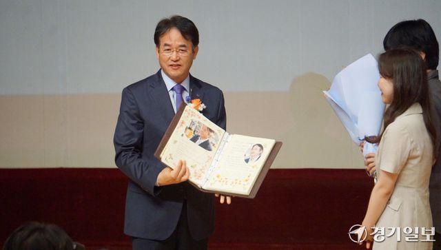 25일 고양시 문예회관에서 열린 민선8기 이동환 고양특례시장 이임식에서 이동환 시장이 직원대표가 전달한 추억록을 펼쳐 보이고 있다. 신진욱기자