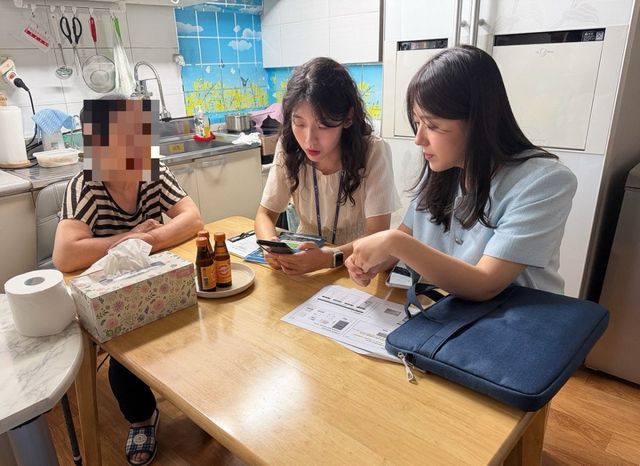 연수구 관계자들이 어르신이 사용하는 스마트폰에 스마트 안부확인 돌봄 서비스를 설치하고 있다. 연수구 제공