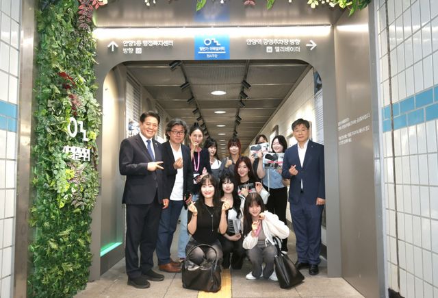 안양시는 25일 오후 3시 안양1번가 지하보도 환경정비사업의 결실인 일번가 아래 갤러리 개관식을 열었다. 안양시 제공