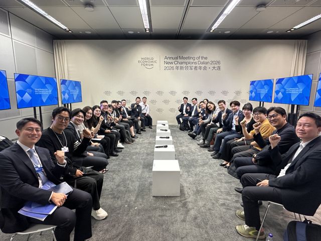 경기도와 경기도 4차산업혁명센터가 22일부터 25일까지 중국 다롄에서 열린 세계경제포럼(WEF) ‘뉴챔피언 연차총회(AMNC 2026)’에 참가해 코리아 세션을 진행했다. 사진은 참가자들이 기념촬영을 하고 있는 모습. 경기도 제공