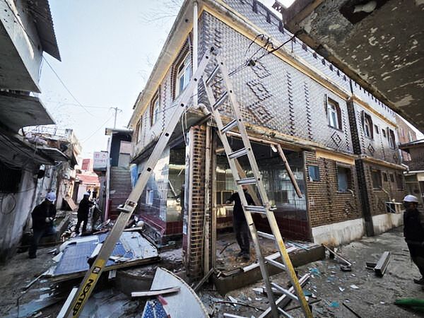 파주시가 연풍리 성매매 집결지 위반 건축물에 대해 행정대집행을 하고 있다. 파주시 제공