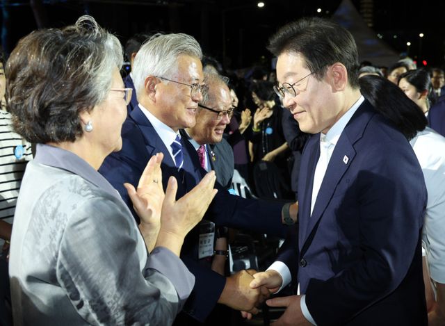 이재명 대통령과 문재인 전 대통령이 2025년 8월15일 서울 광화문광장에서 열린 제21대 대통령 국민임명식 행사에서 인사하고 있다. 연합뉴스