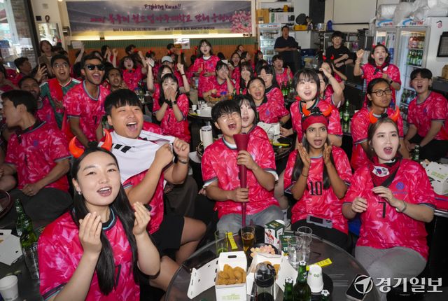2026 북중미 월드컵 조별리그 A조 대한민국과 남아프리카공화국의 경기가 열린 25일 오전 수원특례시 영통구 한 음식점에서 아주대학교 최기주 총장, 학생, 지역상인들이 모여 스크린으로 중계방송을 보며 응원을 하고 있다. 홍기웅기자