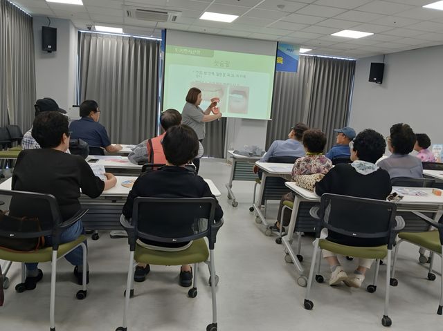 파주시 운정 6동의 노인일자리 참여 어르신 대상 치아 위생 및 말라리아 등 예방 교육. 파주시 제공
